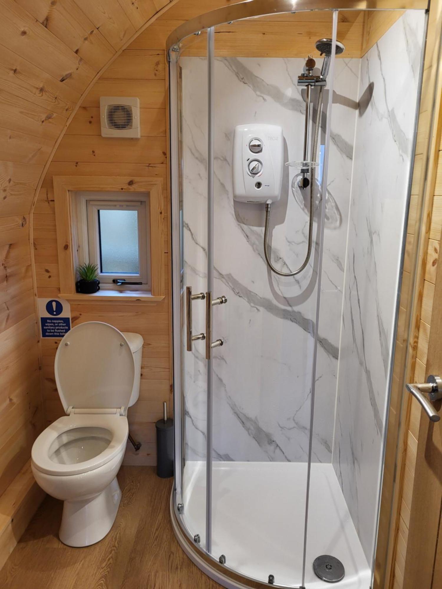 Hotel Lois' Pod With Hot Tub, Near Airport Bristol Esterno foto