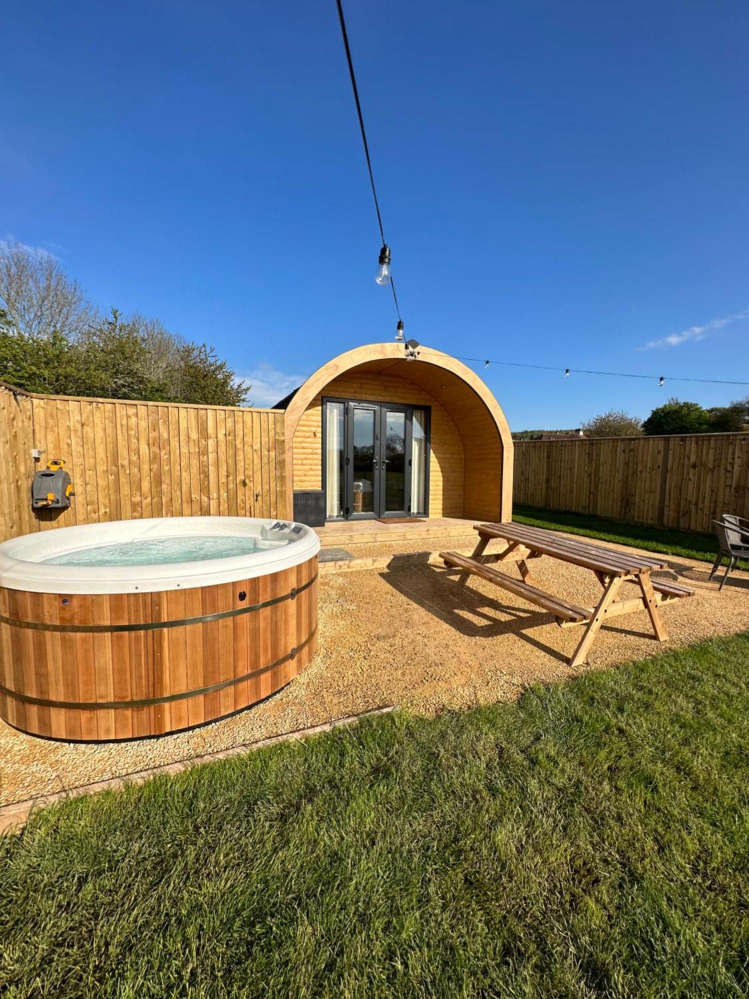 Hotel Lois' Pod With Hot Tub, Near Airport Bristol Esterno foto